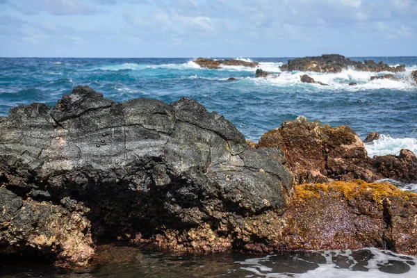 Голубое Море Бушующие Камни Волновой Спрей Над Камнями Скалистое Побережье — стоковое фото