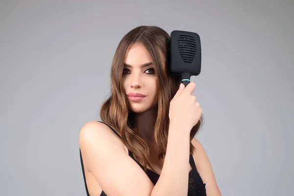 Young Woman Taking Care Hair Comb Her Hair Haircare Pretty — Stock Photo, Image