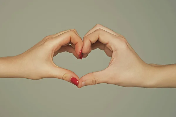 女性と男性の手の心の形で 愛の心の形をした手 手から心臓を 愛の概念 指で心臓にサイン バレンタインデーの愛 二人の人間の手ジェスチャーの愛の形のシンボル — ストック写真