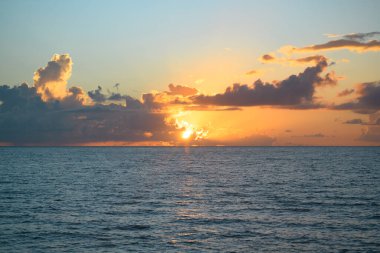 Deniz sahili arka planında gün batımı. Yaz denizi olan doğa duvar kâğıdı. Su deniz dokusu. Tropikal denizde sakin bir gün doğumu