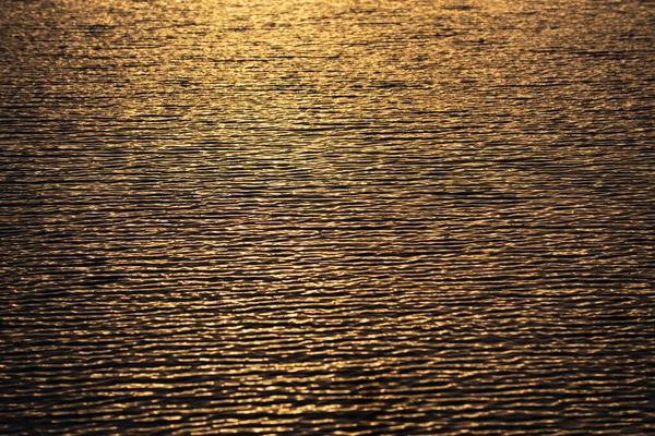 Altın Dramatik Gökyüzü Manzaralı Deniz Üzerinde Gün Batımı Gün Batımı — Stok fotoğraf