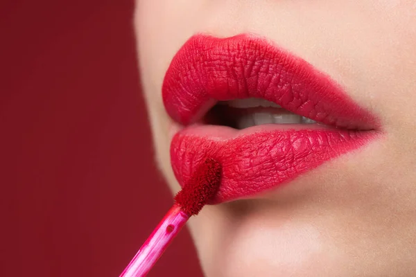 Vrouw Doet Lippenstift Lippen Met Borstel Close Van Vrouwen Hand — Stockfoto