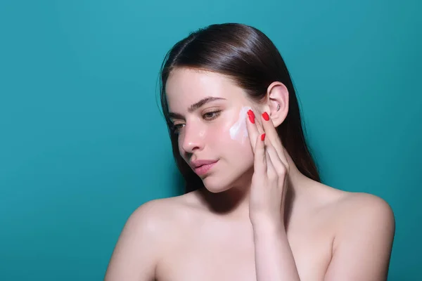 Beautiful Model Applying Cosmetic Cream Treatment Face Facial Treatment Beauty — стоковое фото