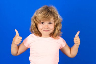 Komik gülümseyen çocuğun portresi, izole edilmiş stüdyo geçmişi. Mutlu çocuk, mutlu ve gülümseyen duygular