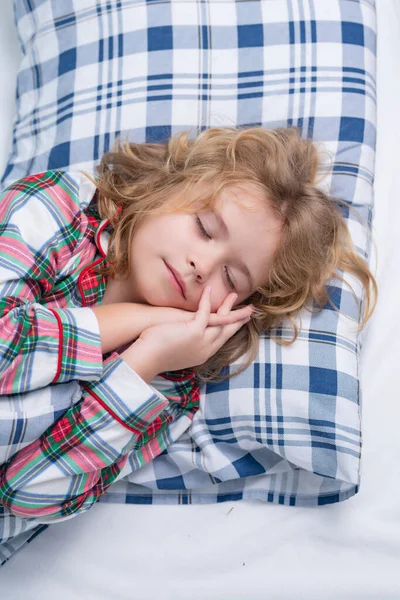 달콤한 침대에서 귀여운 아이는 침대에서 편안한 베개에 누워있는 사랑스러운 아이는 — 스톡 사진