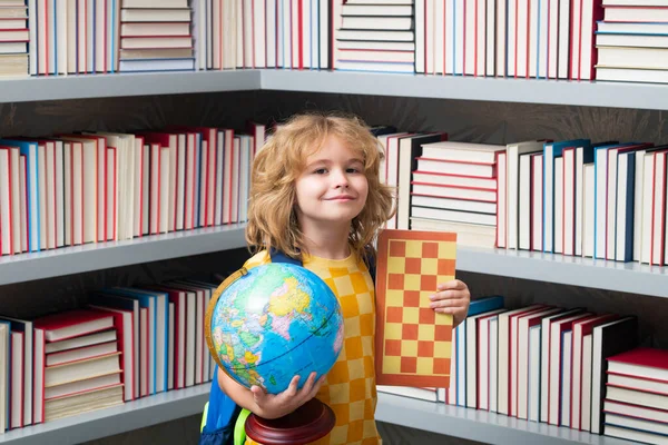 Écolier Avec Globe Mondial Échecs Enfance Écolier Ans Avec Livre — Photo