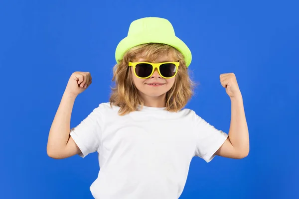 Modeporträt Eines Kindes Mit Sommermütze Shirt Und Sonnenbrille Auf Isoliertem — Stockfoto