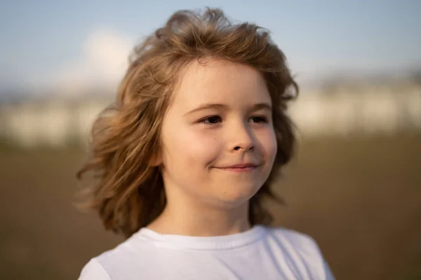Glada Barn Möter Närbild Leende Ansikten Lustigt Barnansikte Nära Håll — Stockfoto