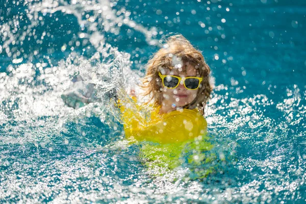 Criança Desfrutando Férias Verão Nadar Piscina Kid Nadando Divertindo Nas — Fotografia de Stock