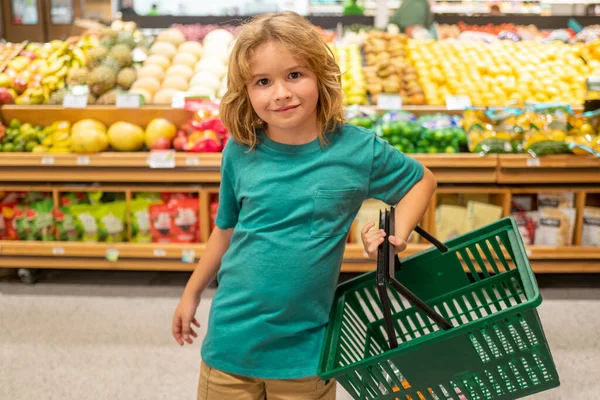 Barn Med Varukorg Grabben Väljer Färska Grönsaker Och Frukter Butiken — Stockfoto