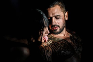 Romantik seksi çift öpücüğü. Birbirlerine aşık çiftler öpücüğü. Tutku, flört ve aşk. Genç, güzel, seksi aşıklar öpüşüyor. Duygusal bir ilişki. Seksi, zarif bir çift, tutkulu bir öpücük.