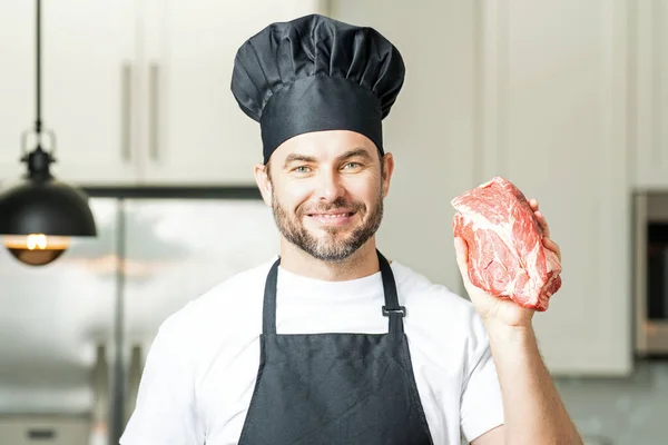 Man Kock Spis Hålla Kött Nötkött Manlig Kock Kockar Uniform — Stockfoto