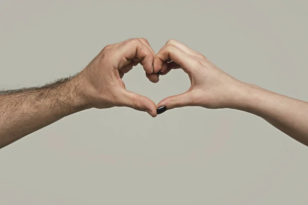 Kalp Şeklinde Bir Kadın Erkek Eli Sevgi Dolu Kalp Şeklinde — Stok fotoğraf