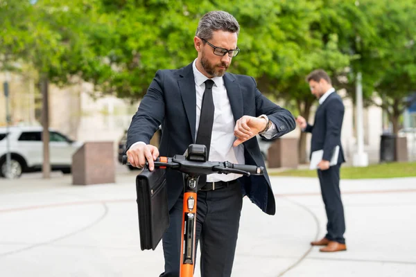 Homem Negócios Atraente Montando Uma Scooter Pontapé Parque Nova York — Fotografia de Stock