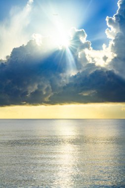 Deniz batımında bulutlu gökyüzü, okyanus sahilinde gün doğumu. Gün batımından sonra gökyüzünde gün batımı manzarası. Gökyüzüne ve denize karşı farklı renkte bulutlarla gün doğumu