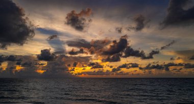Karanlık fırtına arka planda. Dramatik kara bulutlar gökyüzü. Karanlık bulutlu tropikal gökyüzü günbatımı deniz zemininde. Fırtınalı bulutlu gökyüzü