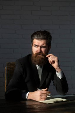Düşünen adam. Sınıfta öğretmen ya da profesör. Ciddi, olgun bir öğretmeni tatmin ettim. Olgun bir profesör, üniversitede orta yaşlı bir öğretmen. Ciddi öğretmen, kendinden emin profesör konsepti.