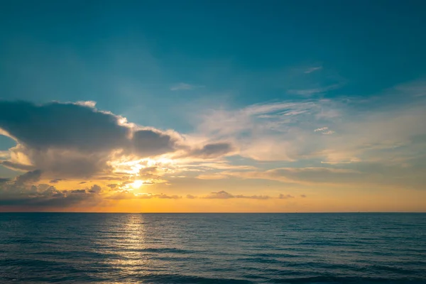Ηλιοβασίλεμα Στον Τροπικό Ωκεανό Παραλία Σύννεφα Ανατολής Μπάνερ Για Ταξιδιωτικές — Φωτογραφία Αρχείου