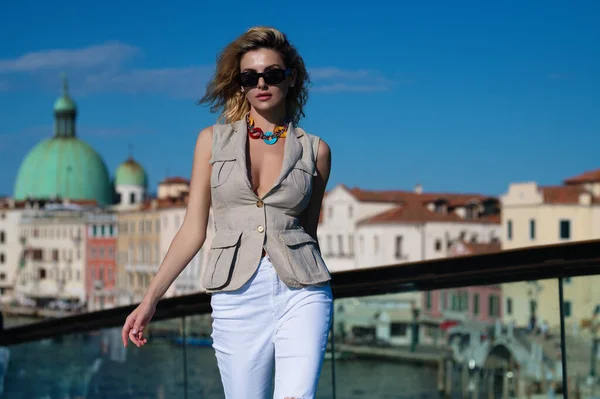 Retrato Mujer Moda Joven Chica Bastante Moda Posando Venecia Europa — Foto de Stock