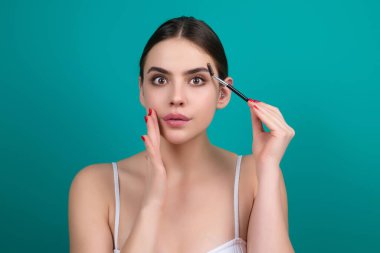 Kahverengi kaşlı kız. Güzel kaşları olan kadın gözü. Mükemmel şekilli kaş, kaş jöleli kirpikleri. Kaşları boya.