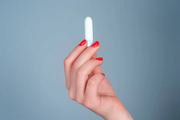 Hand Die Menstruatietampon Vasthoudt Vrouwelijke Menstruatiekrampen Vrouwelijke Tampon Hygiënische Tampon — Stockfoto