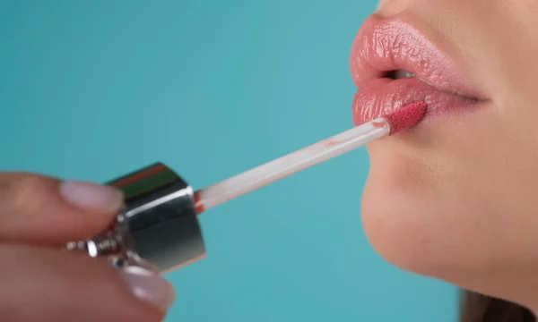 Mädchen Trägt Lippenstift Auf Die Lippen Mit Einem Pinsel Auf — Stockfoto