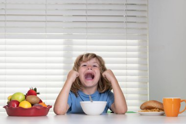 Heyecanlı çocuk organik yiyecekler yiyor. Vitaminli sağlıklı sebzeler. Gerçek çocuk beslenme konsepti