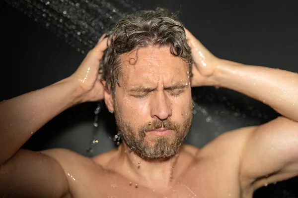 西班牙男人在浴室里洗头发 有人在浴缸里洗澡水头男人的脸在洗澡 男人在浴室里洗澡 男人洗澡 浴室的概念 男人在浴室里的水滴里 — 图库照片