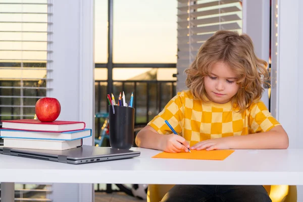 Dziecko Podstawówki Piszące Pracę Domową Domu Mały Uczeń Mądry Kujon — Zdjęcie stockowe