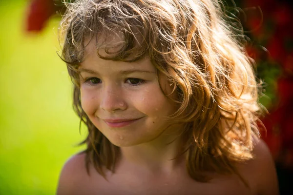 Çocuk Portresi Doğada Parkta Dışarıda Yazlık Parkta Oynayan Mutlu Çocuğun — Stok fotoğraf