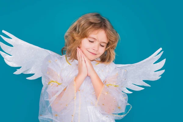 かわいい天使の子供 スタジオの肖像画 ブロンドカーリー小さな天使の子供と天使の翼 孤立した背景 ドリーミー エンジェル キッズ デイドリーマーの子供の肖像画が閉じられました 夢と想像力 — ストック写真