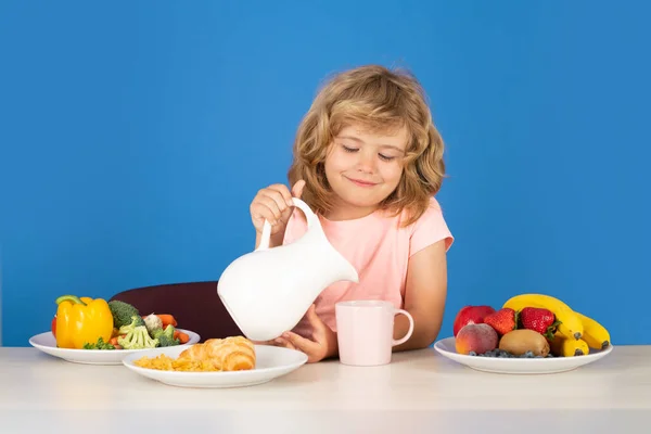 Kahvaltılık Süt Içen Bir Çocuk Çocuk Süt Içiyor — Stok fotoğraf