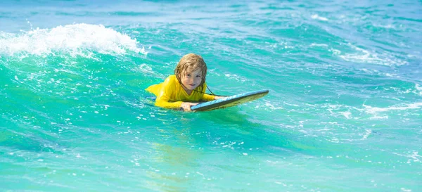Han Leker Sommarhavet Sommarsemester Med Barn Grabben Lär Sig Surfa — Stockfoto