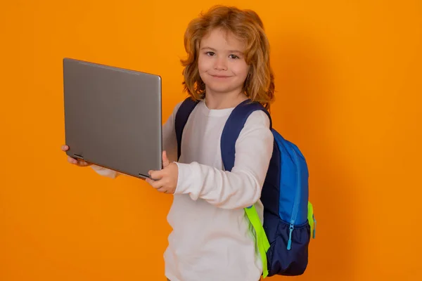 Uczniowie Dzieciak Korzystający Laptopa Chłopiec Podstawówki Komputerem Mały Uczeń Mądry — Zdjęcie stockowe