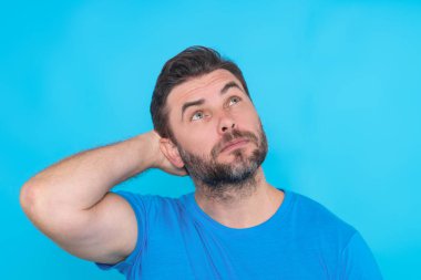 Stüdyonun izole edilmiş arka planında kafası karışmış düşünen bir adamın portresi. Düşünen adam, düşünceli yüz, düşünceli yüz. Şüpheli bir kavram. Ciddi ifade, şüphe ve seçim