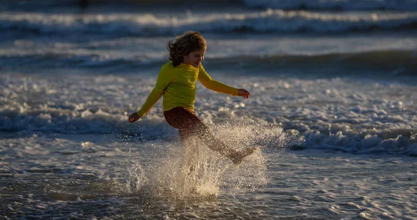 Kind Badebekleidung Läuft Den Sommerferien Ins Meerwasser Kind Läuft Ozean — Stockfoto
