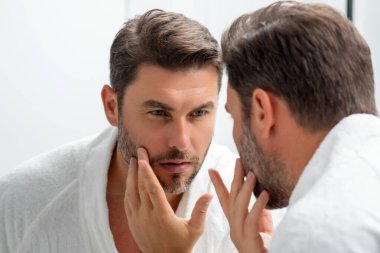 Erkekler için kozmetik kremi. Spa erkek modeli, cilt bakımı için cilt bakımı. Yaşlanma karşıtı cilt için sabah maskesi. Cilt bakımı. Erkek yüz kremi. Mükemmel yumuşak ciltli bir adam. Güzellik ürünleri.