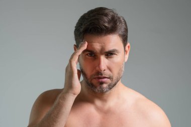 Yüz kremi süren güzel bir adamın güzel yüz portresi. Erkek için cilt kremi. Maske, deri değiştirme ve yaşlanmayı önleyici etki. Güzel erkek yüzü konsepti. Cilt bakımı ve yaşlanma. Yüz Kozmetiği