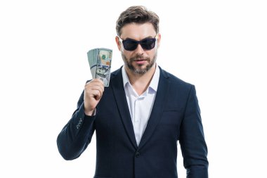 Başarılı bir iş adamı para sayıyor. Yakışıklı orta yaşlı adam 100 dolarlık banknotları tutuyor. Elinde para tutan adam. Kâr ve finansal başarı. Dolar nakiti olan zengin bir adam.