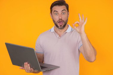 Stüdyoda dizüstü bilgisayarda çalışan serbest çalışan bir adam. Serbest çalışan bir adam dizüstü bilgisayarı kontrol ediyor. Dizüstü bilgisayara mesaj yazan ciddi bir serbest yazar. Erkek serbest çalışan dizüstü bilgisayar kullanıyor. Bağımsızlık ve iş