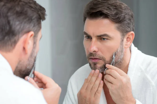 白人英俊自信的男人试图用剪刀自己剪头发 男性发型 理发师剪子理发店理发师剪刀 理发概念 男人的发型和发型 — 图库照片