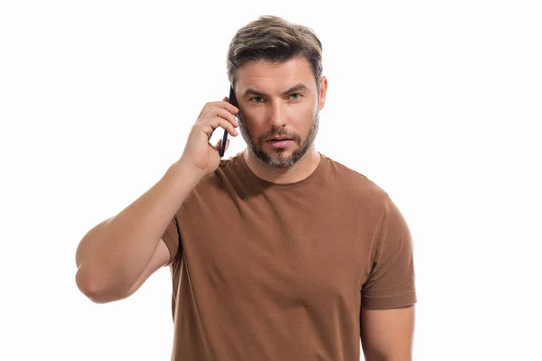 Hombre Guapo Camiseta Usando Teléfono Móvil Aislado Fondo Del Estudio — Foto de Stock