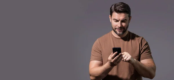 ヨーロッパのビジネスマンは携帯電話で見ている スマートフォンを使用して正式な摩耗を身に着けているハンサムな男 タイプSmsメッセージ ヘッダー コピースペースのバナー ウェブデザインポスター — ストック写真