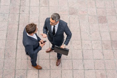 İki iş adamının stratejisi. İki iş adamı stratejik. Amaç iki iş adamının başarılı kalmasına yardımcı oldu. İş adamları stratejisi. İşadamı başarısı için marka ve reklam