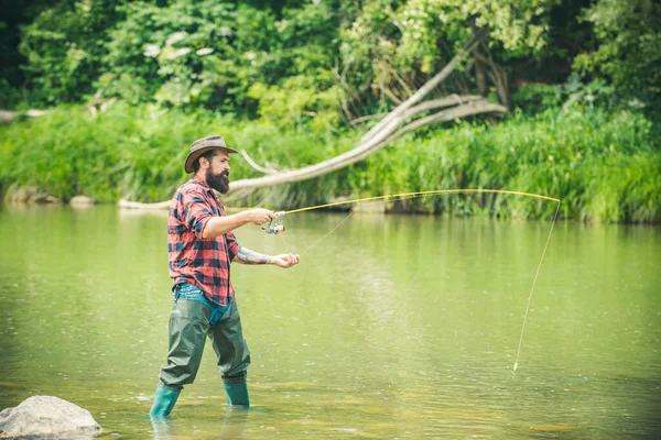 男人拿着钓竿 渔夫在外面的河水里钓鱼 暑期钓鱼业余爱好 — 图库照片