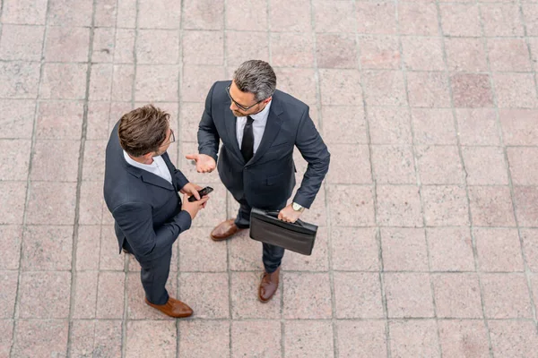 İki iş adamının stratejisi. İki iş adamı stratejik. Amaç iki iş adamının başarılı kalmasına yardımcı oldu. İş adamları stratejisi. İşadamı başarısı için marka ve reklam