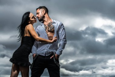 Şehvetli, tutkulu bir çift şefkat ve samimiyetin tadını çıkarıyor. Genç ve seksi bir çift. Romantik aşıklar. Aşık seksi bir çiftin portresi. Sarılan genç ve seksi bir çift. Sevgi dolu çift kucaklaşması. Seksi.