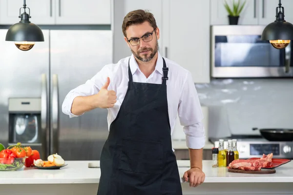 Ein Gutaussehender Koch Uniform Kocht Der Küche Restaurantmenükonzept Spanischer Mann — Stockfoto