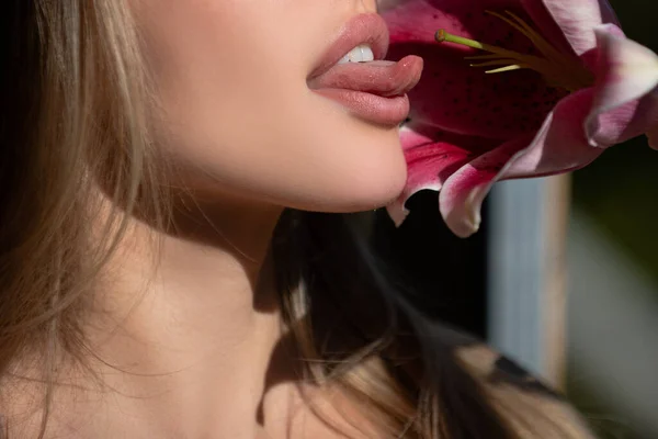 Frauenlippen Mit Taglilie Orientalischen Hybriden Lilium Sexy Frau Lecken Blume — Stockfoto