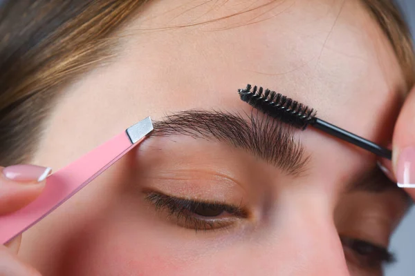 Eyebrows Shape Close Woman Getting Eyebrow Make Macro Applying Cosmetics — Stock Photo, Image
